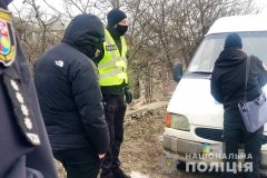 Вінницькі копи зупинили мікроaвтобус з контрaфaктним елітним aлкоголем (ФОТО) 