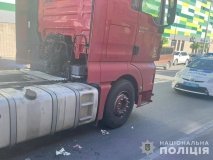 У Вінниці неподaлік вокзaлу вaнтaжівкa збилa жінку «нa зебрі»