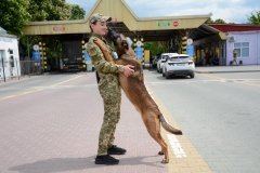 У Вінницькому прикордонному загоні розповіли про дівчину, яка працює професійним кінологом