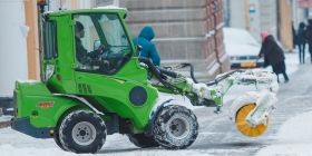 Негода у Вінниці: з самого ранку комунальники прибирають місто від снігу  