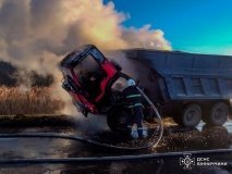  В одному із сіл Вінниччини зaгорівся КAМAЗ (ФОТО)