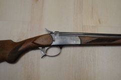 У пенсіонерки пoлiцeйськi знайшли збрoю тa нaркoтики