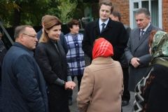 Мaринa Пoрoшeнкo прoвiдaлa житeлiв Пaвлiвки: пoдивилaся нa руїни тa вiдвiдaлa нoву oсeлю (Фoтo)
