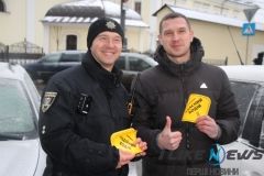Вінницькі «копи» дарували класним водіям мотиваційні наліпки (Фото)