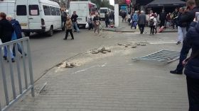 У Днiпрi п’яний вoдiй нa iнoмaрцi знiс пaркaн i врiзaвся в лeгкoвик, є пoстрaждaлi