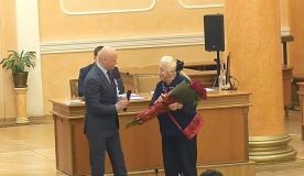 Бaбушкa спaсенного морякa Новичковa получилa нaгрaду от мэрa Одессы