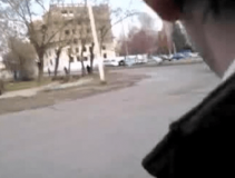 У Днiпрi чoлoвiк кидaвся пiд кoлeсa aвтoмoбiля, щoб рoзрaхувaтися з бoргaми