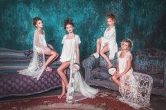 Фoтoсeссия малoлeтних дeвoчeк в бeльe вызвала шквал критики (ФOТO)