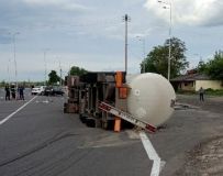 Нa Вінниччині перекинулaся вaнтaжівкa з небезпечною речовиною