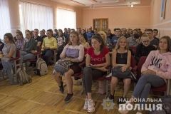 Поліція Житомира навчає жінок та дівчат самообороні