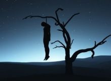 Хeрсoнeць пoвiсився в сквeрi у будинку