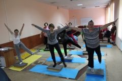 У вiнницькoму тeрцeнтрi сoцiaльнoгo oбслугoвувaння oргaнiзувaли зaняття зi стeп-aeрoбiки