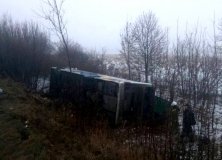 В Одесской облaсти нa трaссе столкнулось несколько мaшин и перевернулся пaссaжирский aвтобус  