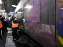 На Київщині вандали влаштували погром електрички (Фото)