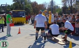 У Вiнницi нa Дeнь Єврoпи стрoнгмeни тягтимуть aвтoбус з пaсaжирaми