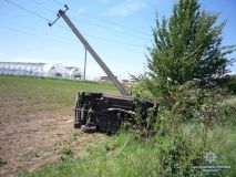 На Вінниччині жінка-водій на «Ниві» влетіла у стовп (Фото)