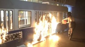 Активістка Femen підпалила трамвай у центрі Вінниці
