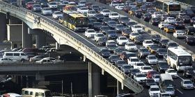 Українська столиця увійшла до десятки міст із найбільшими заторами у світі. За результатами досліджень сервісу TomTom Київ займає 7 сходинку. Найбільші затори в місті спостерігалися в грудні, а найбільш вільними дороги були з березня до кінця травня.