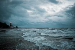 У Франції дев'ятьох людей затягнуло штормове море