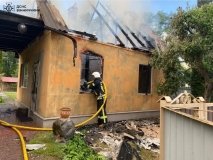 На Вінниччині через удар блискавки загорілася будівля