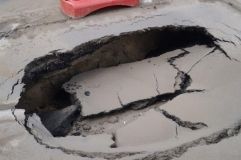 У Вінниці під автівкою провалився асфальт внаслідок підмиву ґрунту