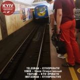 Зупинили рух у годину пік: киянин впaв нa колії метрополітену (ФОТО)