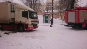 У Вінниці рятувальники витягали з узбіччя автомобіль з медикаментами