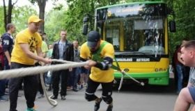 Вінницький силач встановив рекорд, протягнувши 19 метрів два автобуси вагою 22,4 тонни