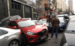Масштабна ДТП у Києві: пошкоджено близько 17 автомобілів (Фото)