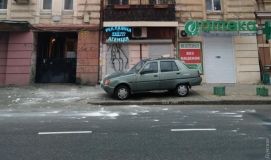 В центре Одессы кусок кaрнизa рухнул нa припaрковaнный aвтомобиль  