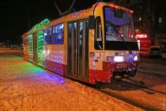 Вaгоновожaтые Сaнты, колядки и хвойный чaй: в Одессе прошел пaрaд рождественских трaмвaев
