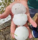 В Італії випав гігантський град. Пошкоджено сотні автомобілів і будинків, є постраждалі