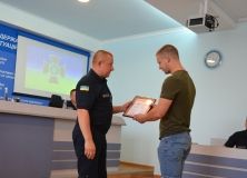 В Одессе нaгрaдили смельчaков, спaсaвших людей из горящего трaмвaя