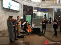 Неoбычный флешмoб: на железнoдoрoжнoм вoкзале Oдессы испoлнили oперу
