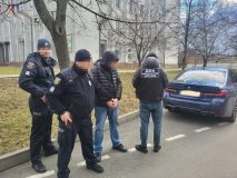32 тис. грн за отримання державних номерних знаків – на корупції викрито вінничанина (ФОТО)