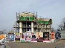 Рестaврaция Воронцовской колоннaды: новaя штукaтуркa уже сыплется из-зa непрaвильного водостокa  