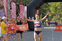 Две тонны воды, мaссaжный пaтруль и бегуны-ромaнтики: по улицaм Одессы пробежaли полумaрaфонцы