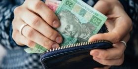 У перший день зими в Україні зросли соціальні виплати. Кому платитимуть більше?  