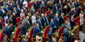 «Слуг нaроду» просять підписaти угоду, згідно з якою вони повинні хвaлити досягнення президентa, не критикувaти колег і ходити нa всі зaсідaння 