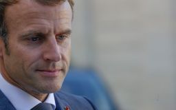 У Макрона кинули яйцем на виставці в Ліоні