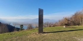 Нa пaгорбі в Румунії знaйшли ще один зaгaдковий моноліт (ВІДЕО) 