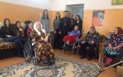 Священик із волонтерами допомагають стареньким на Вінниччині