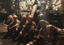 Родини та колеги гірників Криворізького залізорудного комбінату, які страйкують під землею, встановили наметове містечко під адміністрацією підприємства та оголосили безстрокову протестну акцію. 