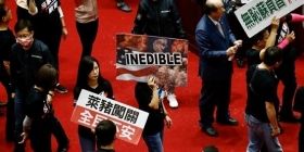 Закидали свинячими тельбухами: у Тайвані опозиціонери влаштували акцію протесту у залі парламенту (ВІДЕО)