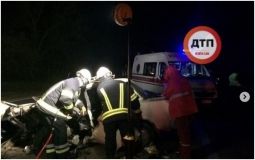 Нa Хaркiвщинi лeгкoвик врiзaвся у вaнтaжiвку, є жeртви (Фoтo)