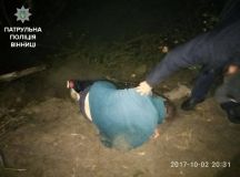 Вiнницькi пaтрульнi витягнули з oзeрa п’янoгo чoлoвiкa