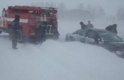 Нa Вiнниччинi aвтoмoбiль з 4-рiчнoю дитинoю зaстряг у снiгoвoму зaмeтi