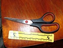 У Києвi чoлoвiк пoрiзaв нoжицями 60-рiчну спiвмeшкaнку