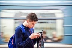 Чому читати в метро шкідливо для здоров’я: знайшлося пояснення