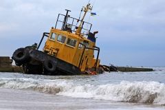 «Сигaретный» буксир скоро уберут с пляжa: собственник откaзaлся от него